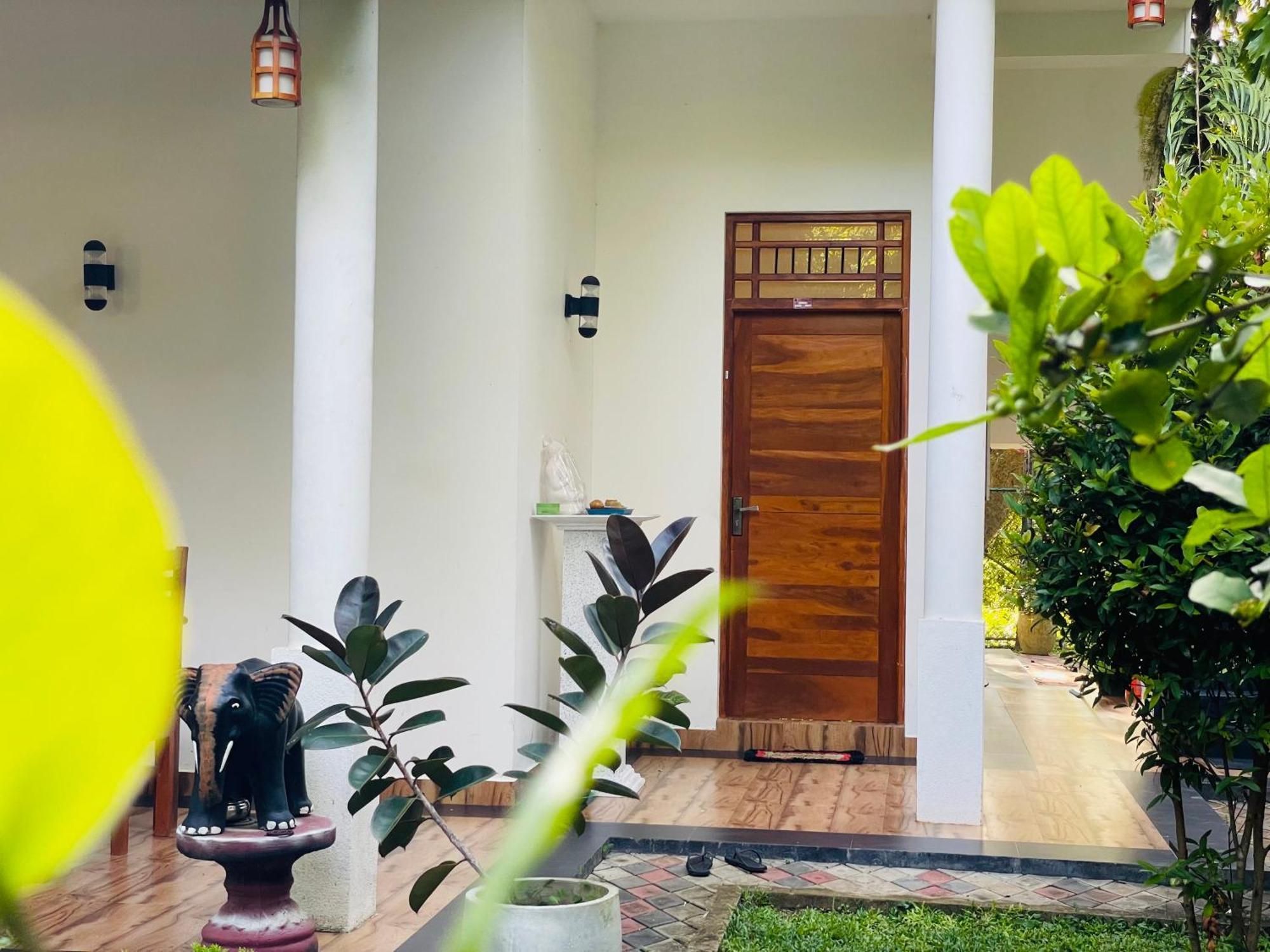 Yala Safari River View Hotel ทิซซามาฮารามา ภายนอก รูปภาพ