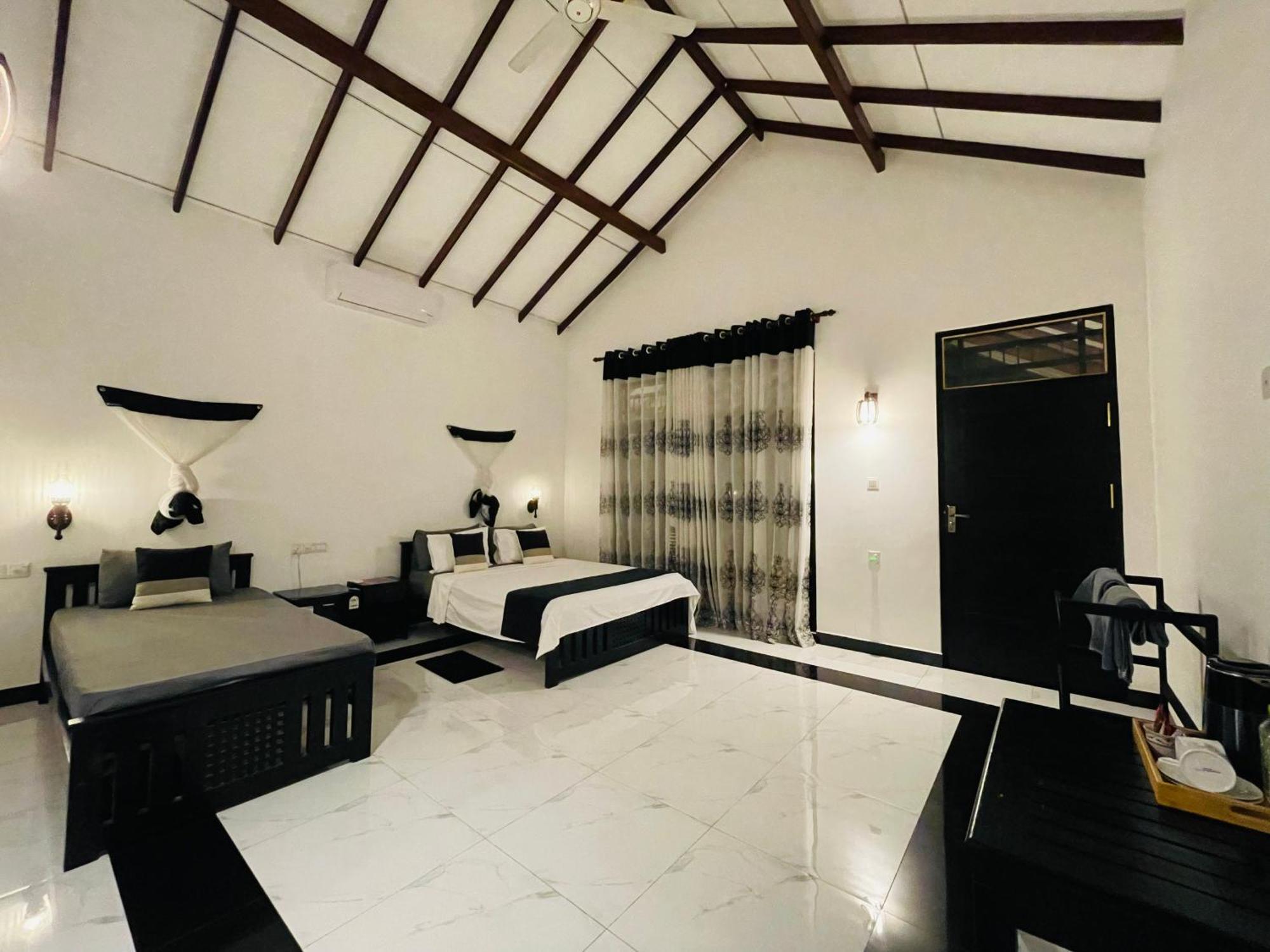 Yala Safari River View Hotel ทิซซามาฮารามา ภายนอก รูปภาพ