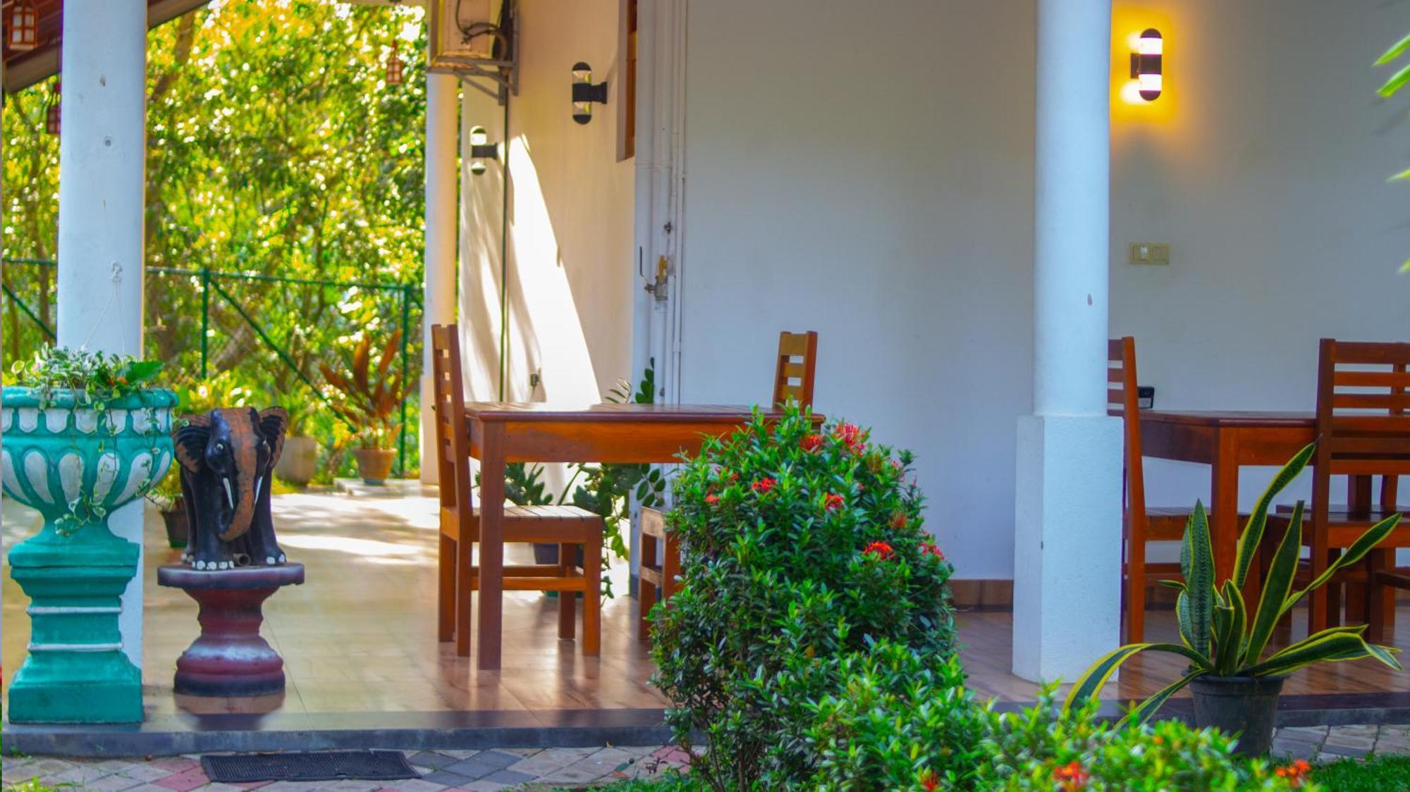 Yala Safari River View Hotel ทิซซามาฮารามา ภายนอก รูปภาพ
